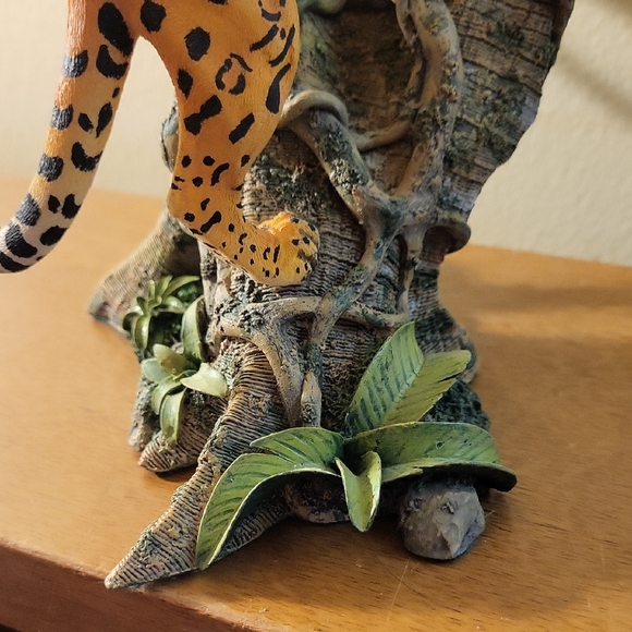 Danbury Mint Leopard Climbing Called Jungle Predator - Picture 6 of 16